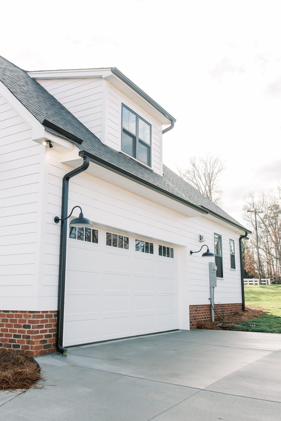 Garage & Exterior