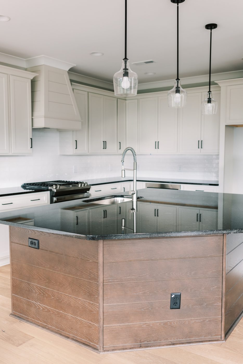 Kitchen Island & Range